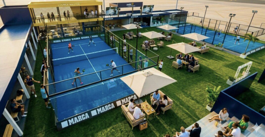 Vista aérea do Padel Experience com quadras, lounges e Lounge Master